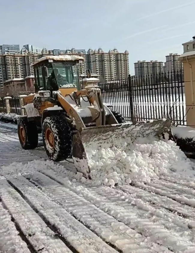 不惧风雪，彻夜奋战——银丰物业暴雪来临冲在前，为居民出行保驾护航