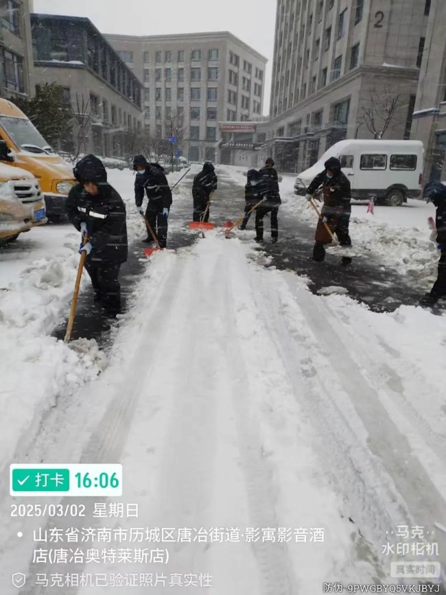 不惧风雪，彻夜奋战——银丰物业暴雪来临冲在前，为居民出行保驾护航