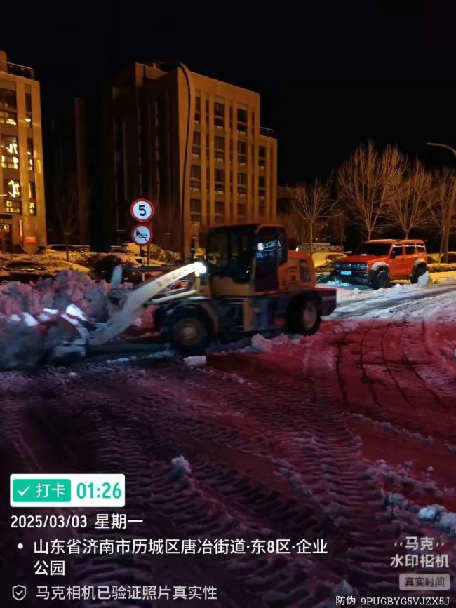 不惧风雪，彻夜奋战——银丰物业暴雪来临冲在前，为居民出行保驾护航