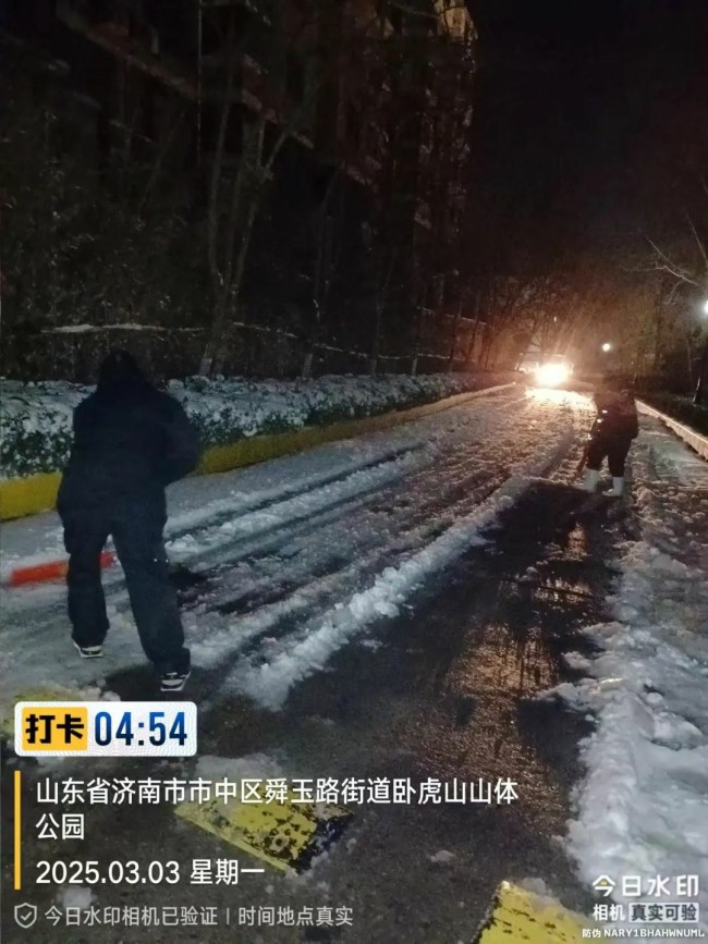 不惧风雪，彻夜奋战——银丰物业暴雪来临冲在前，为居民出行保驾护航