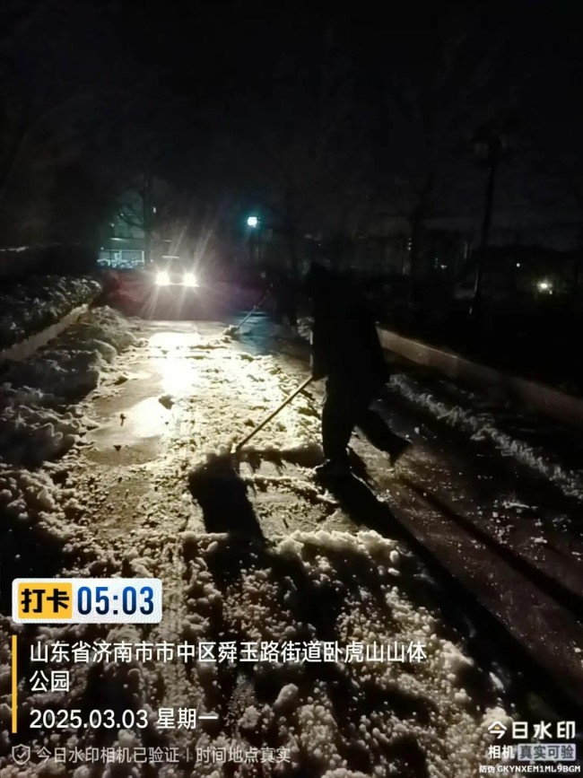 不惧风雪，彻夜奋战——银丰物业暴雪来临冲在前，为居民出行保驾护航