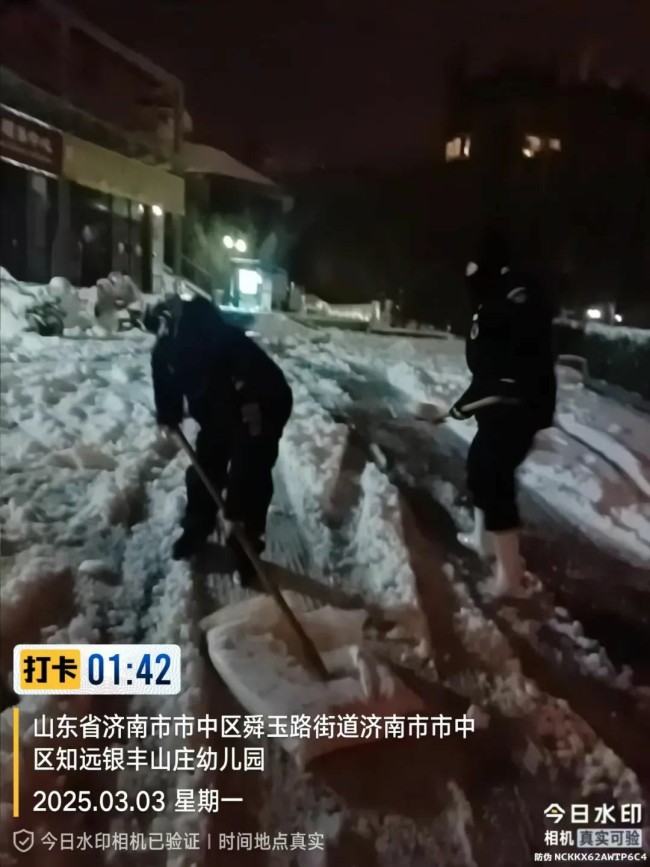 不惧风雪，彻夜奋战——银丰物业暴雪来临冲在前，为居民出行保驾护航