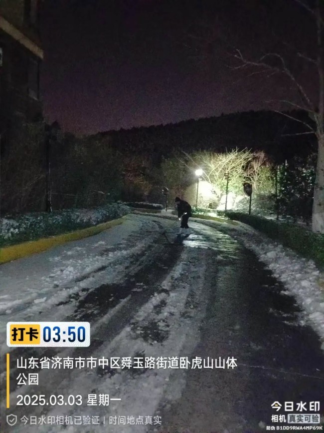 不惧风雪，彻夜奋战——银丰物业暴雪来临冲在前，为居民出行保驾护航