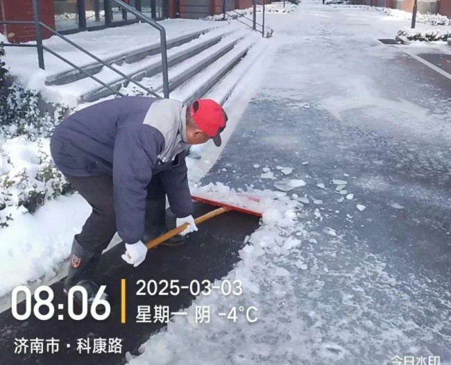 不惧风雪，彻夜奋战——银丰物业暴雪来临冲在前，为居民出行保驾护航