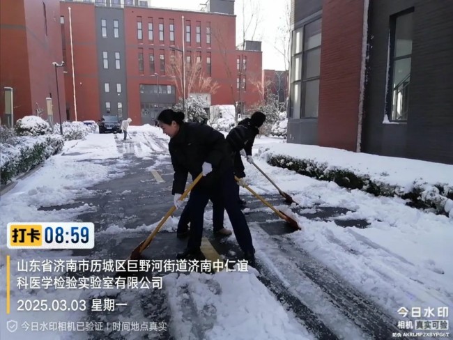 不惧风雪，彻夜奋战——银丰物业暴雪来临冲在前，为居民出行保驾护航