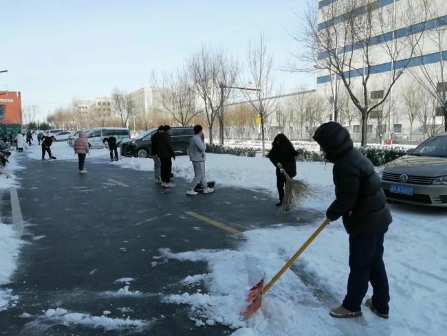 不惧风雪，彻夜奋战——银丰物业暴雪来临冲在前，为居民出行保驾护航