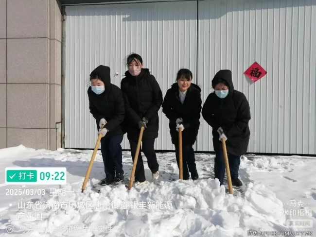 不惧风雪，彻夜奋战——银丰物业暴雪来临冲在前，为居民出行保驾护航