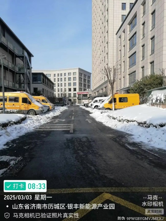 不惧风雪，彻夜奋战——银丰物业暴雪来临冲在前，为居民出行保驾护航