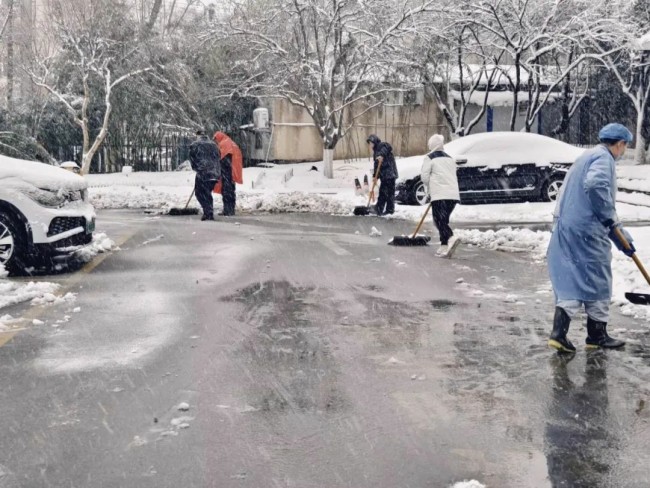 不惧风雪，彻夜奋战——银丰物业暴雪来临冲在前，为居民出行保驾护航