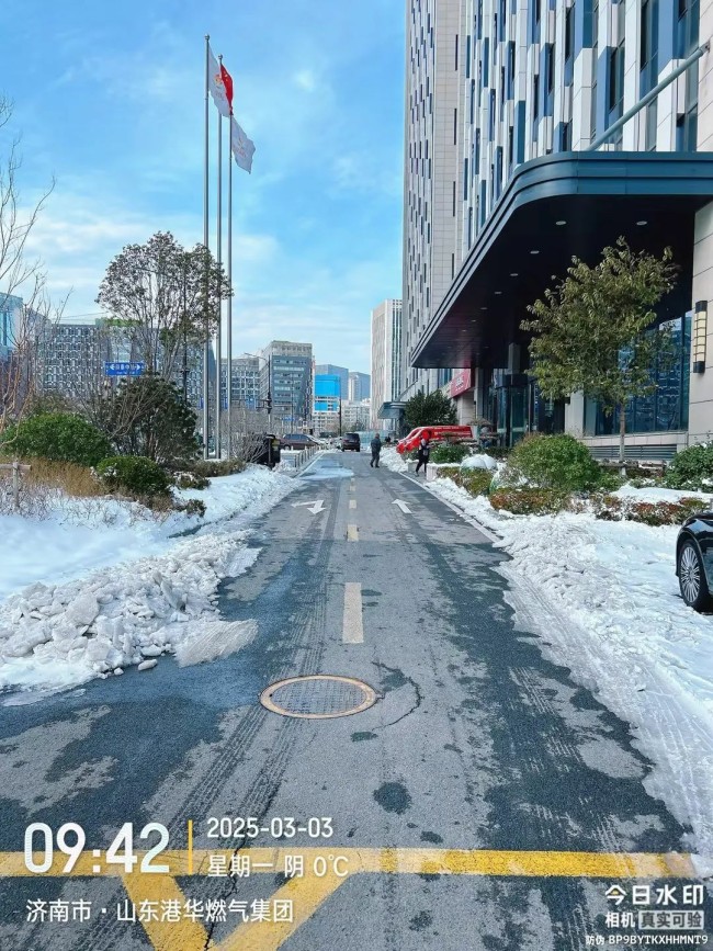 不惧风雪，彻夜奋战——银丰物业暴雪来临冲在前，为居民出行保驾护航