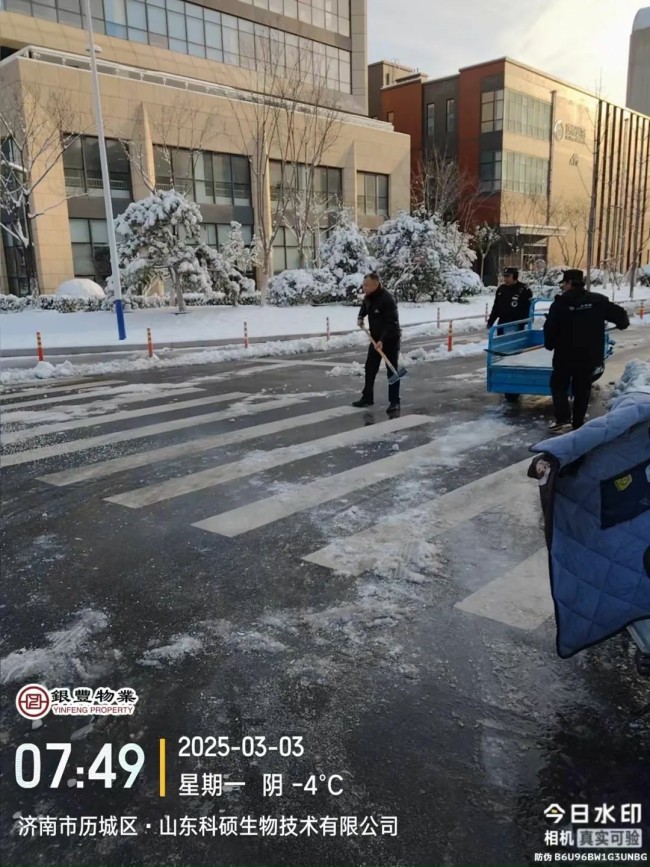 不惧风雪，彻夜奋战——银丰物业暴雪来临冲在前，为居民出行保驾护航