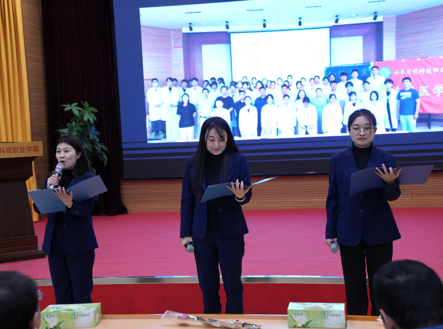 山东力明科技职业学院昨日举办庆祝“三八”国际妇女节诗歌朗诵活动