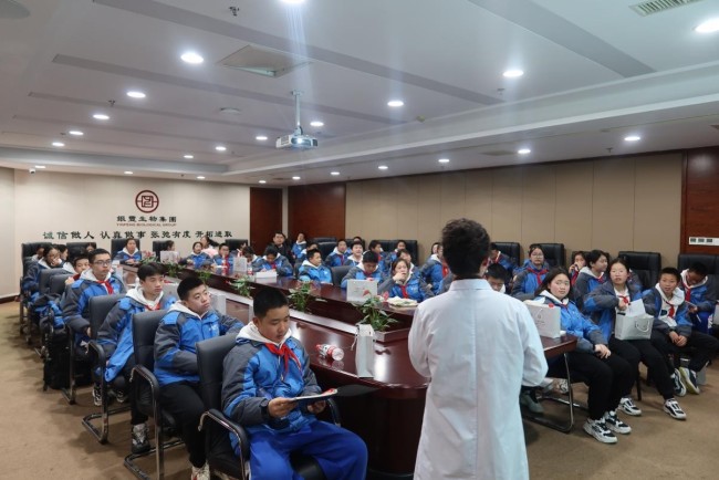 湖南师大附中博才学士中学学子到银丰生物集团子公司湖南生宝生物探索细胞奥秘