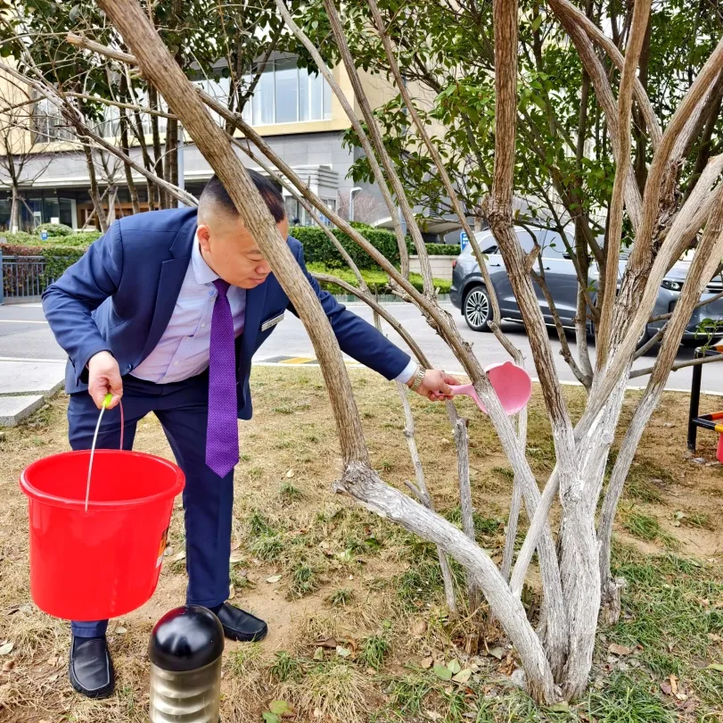 济南银丰华美达酒店组织植树节护林灌溉活动