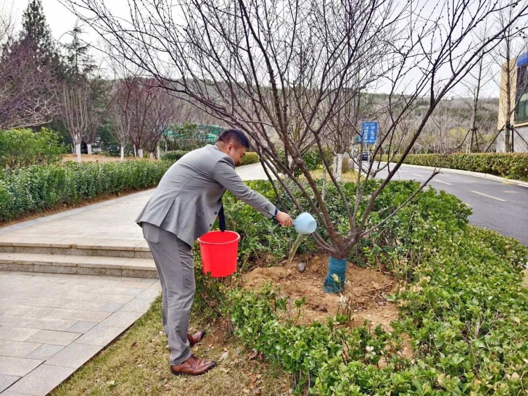 济南银丰华美达酒店组织植树节护林灌溉活动