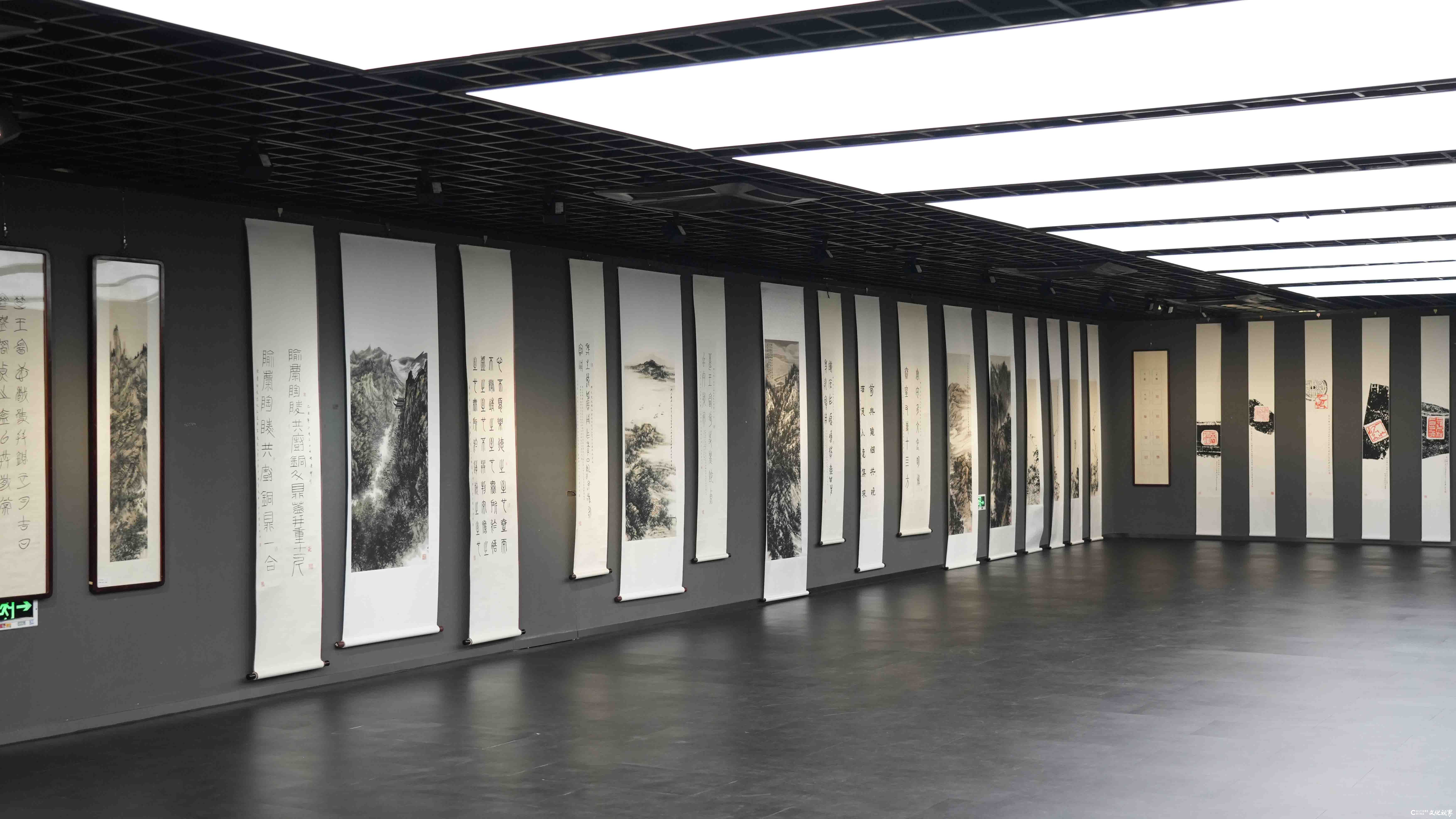 “流金岁月——杜仲增从艺70年书画印作品回顾展”昨日在济南开幕