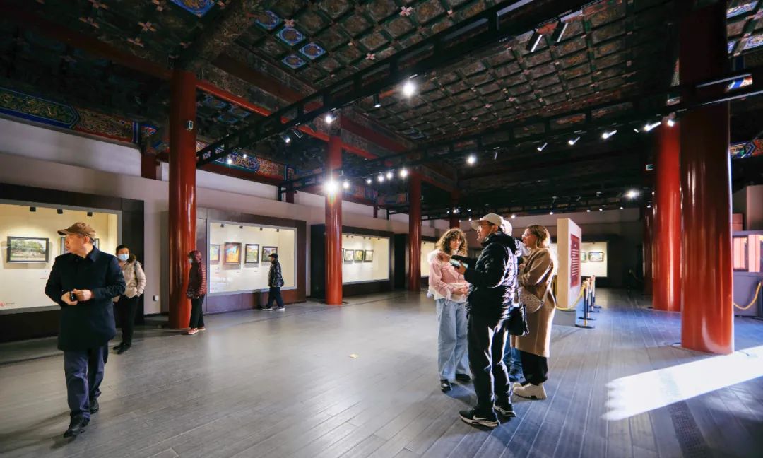 “古田记忆·春晓新生——景山公园2025春季油画艺术展”昨日在北京开幕，展期至3月26日