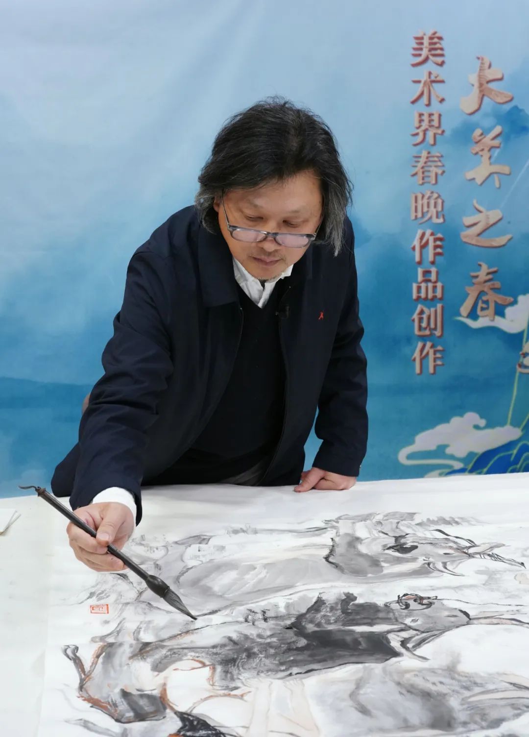 陈铎应邀为“大美之春——2025美术界春晚作品展播”现场创作作品《牧归》
