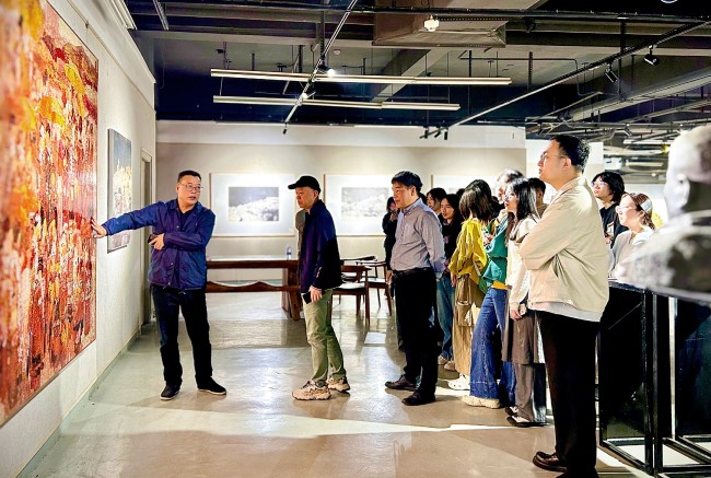 “喜迎厦门大学建校104周年艺术学院美术系教师优秀美术作品展”昨日开展