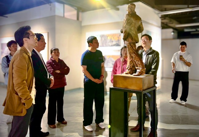 “喜迎厦门大学建校104周年艺术学院美术系教师优秀美术作品展”昨日开展