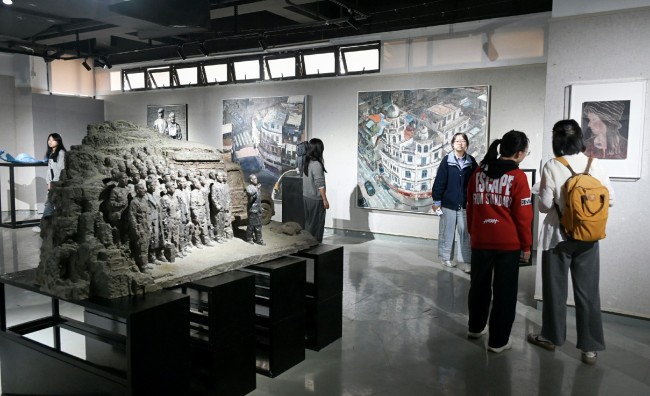 “喜迎厦门大学建校104周年艺术学院美术系教师优秀美术作品展”昨日开展