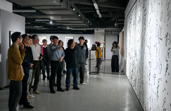 “喜迎厦门大学建校104周年艺术学院美术系教师优秀美术作品展”昨日开展