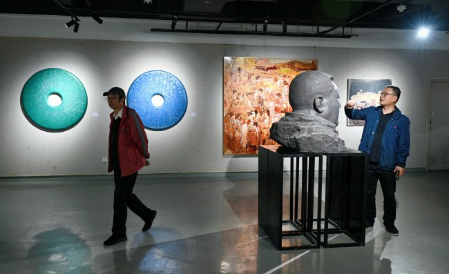 “喜迎厦门大学建校104周年艺术学院美术系教师优秀美术作品展”昨日开展