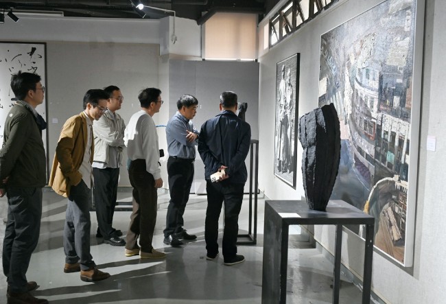 “喜迎厦门大学建校104周年艺术学院美术系教师优秀美术作品展”昨日开展