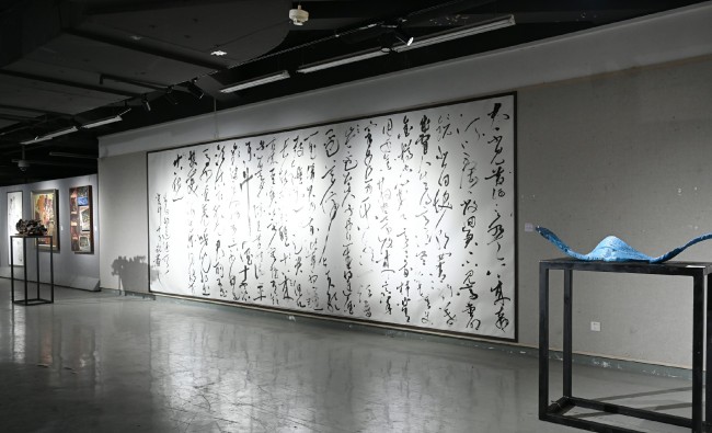 “喜迎厦门大学建校104周年艺术学院美术系教师优秀美术作品展”昨日开展