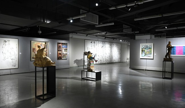 “喜迎厦门大学建校104周年艺术学院美术系教师优秀美术作品展”昨日开展