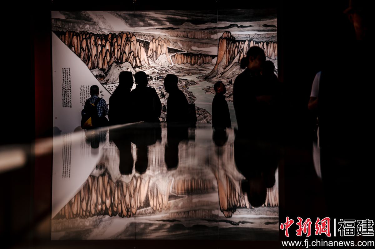 “‘东南·西北’——张秋桔新疆山水画作品援疆成果汇报展”昨日在福州开幕，展期至4月23日