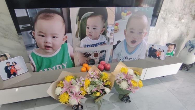 “江西一家三口被撞身亡案”今日开审，将择期宣判，逝者母亲被搀扶出法院