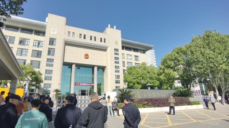 “江西一家三口被撞身亡案”今日开审，将择期宣判，逝者母亲被搀扶出法院
