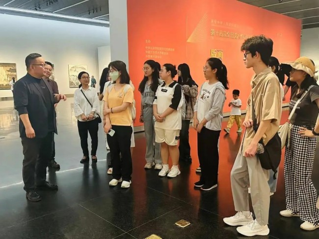 “向美而行·以艺润心——江苏省美术馆与公众艺术零距离”项目荣获“2024年度全国美术馆优秀公共教育项目”