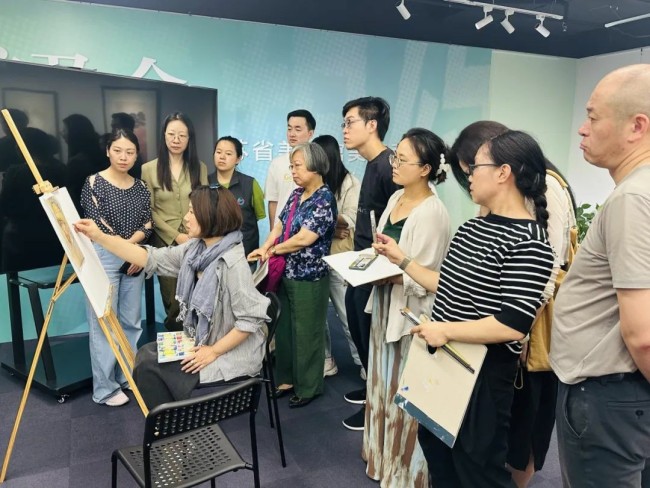 “向美而行·以艺润心——江苏省美术馆与公众艺术零距离”项目荣获“2024年度全国美术馆优秀公共教育项目”