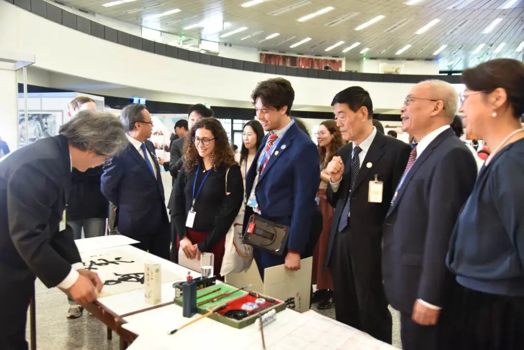 2025维也纳联合国中文日活动隆重举行——“从战国竹简到当代书画”让中国传统文化大放异彩