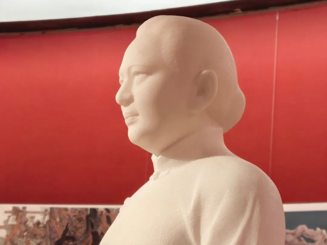 不朽的友谊——吴为山塑《宋庆龄与国际友人》