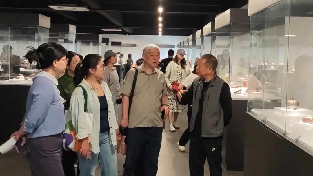 南京大学艺术学院师生到吴鸣艺术馆参观研学