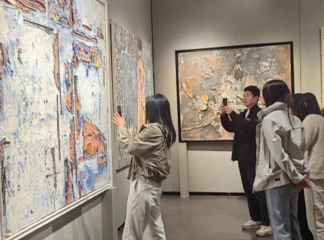 “第三届黑龙江省综合材料绘画作品双年展”昨日在哈尔滨师范大学美术馆开幕