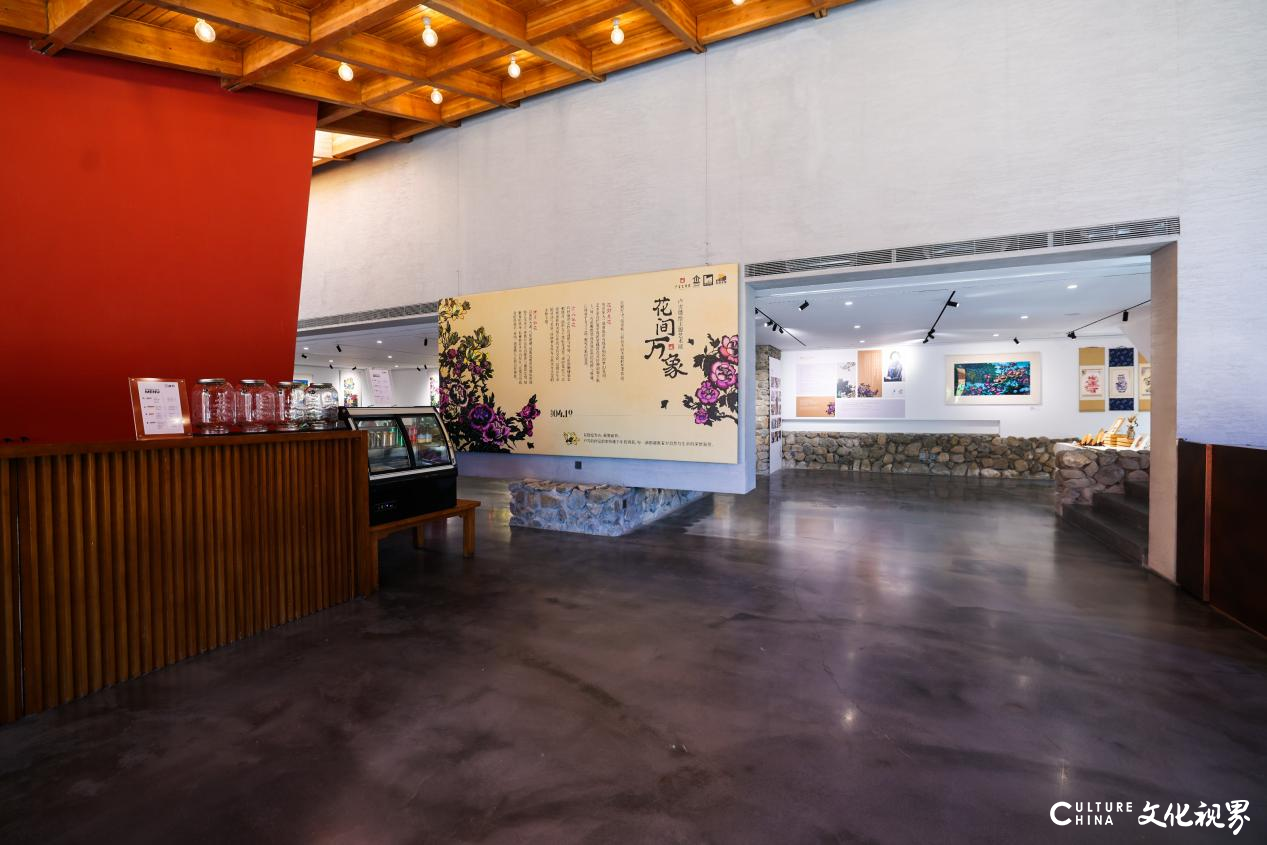“花间万象——卢雪镂绘主题艺术展”在北京隆重开幕