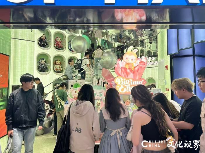 买个商品让自己开心？——“情绪消费”崛起反映当下年轻人什么情绪？