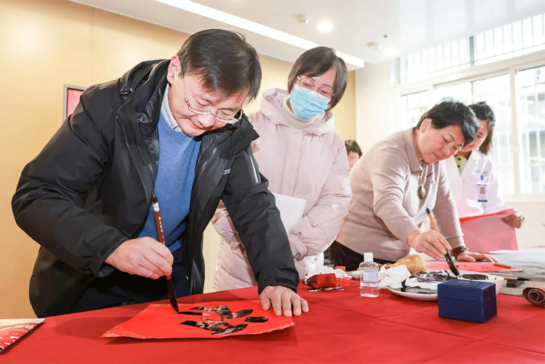 组建团队开展文艺志愿服务——缪宏波以笔墨丹青传递爱与温暖