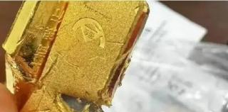 剪开金条傻眼了！工商银行上海南翔支行售出金条被曝含黑色杂质
