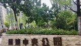多次整改无果！济南历下区由绿鲁置业代建代管的绿地中央公园被曝垃圾遍地、垃圾桶爆满却长期无人清理……