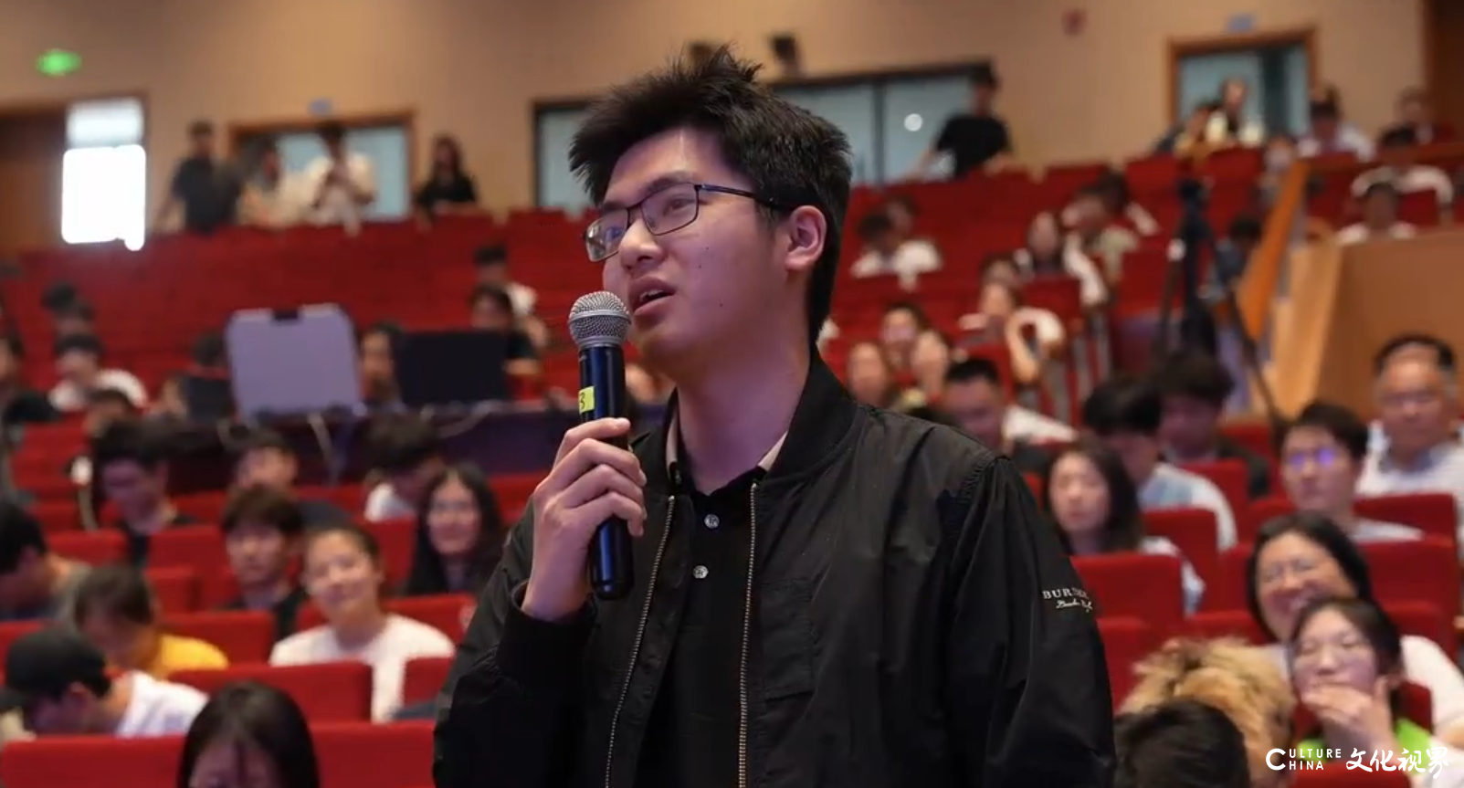 著名艺术家曹俊＆亚马逊JIC总裁马辰丨“母校，让我们长上翅膀的地方”对话访谈活动在山东科技大学青岛校区举办