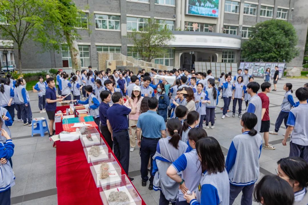 “国宝与国粹的校园对话——红星宣纸与中国画进校园”主题活动在南京市宁海中学举办