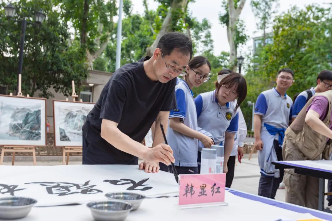 “国宝与国粹的校园对话——红星宣纸与中国画进校园”主题活动在南京市宁海中学举办