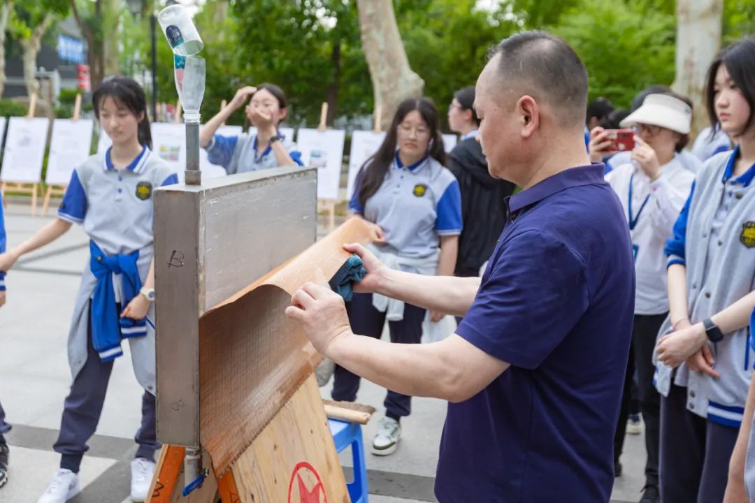 “国宝与国粹的校园对话——红星宣纸与中国画进校园”主题活动在南京市宁海中学举办