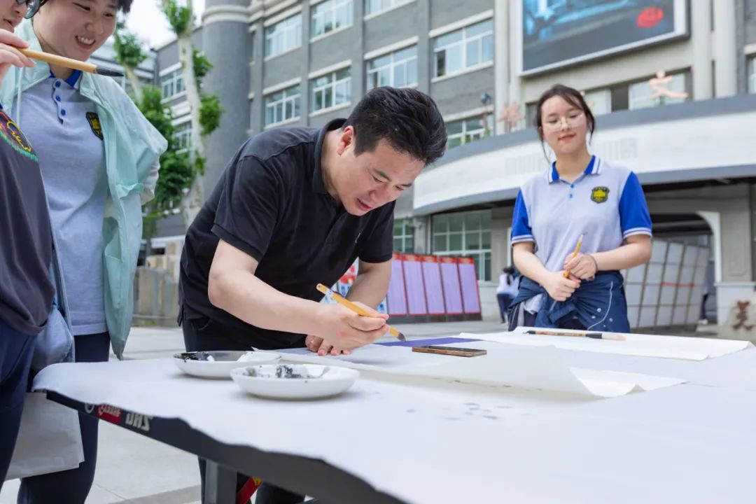 “国宝与国粹的校园对话——红星宣纸与中国画进校园”主题活动在南京市宁海中学举办