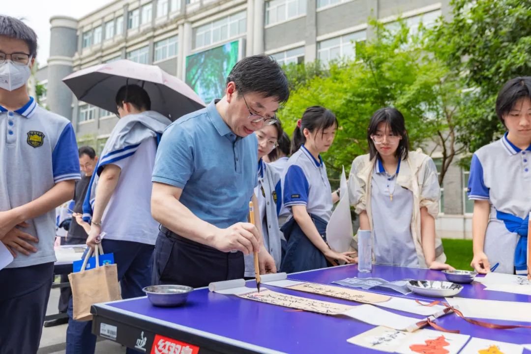 “国宝与国粹的校园对话——红星宣纸与中国画进校园”主题活动在南京市宁海中学举办